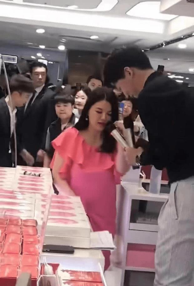 不仅如此,李湘在上台的时候还是需要男主持人“拉一把”,网友纷纷感慨李湘究竟经历了什么。