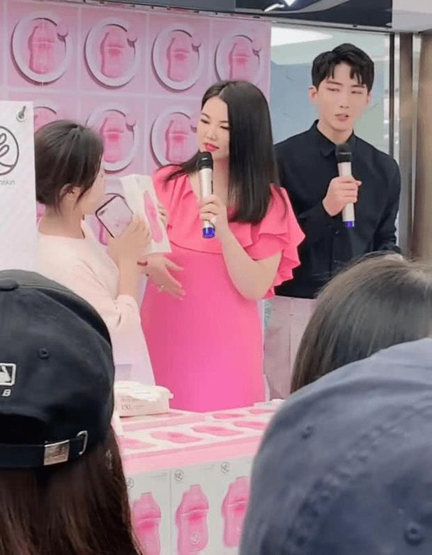 李湘如今很少出现在公开场合,不过如今的她慢慢发福,早已没有了年轻时的模样。