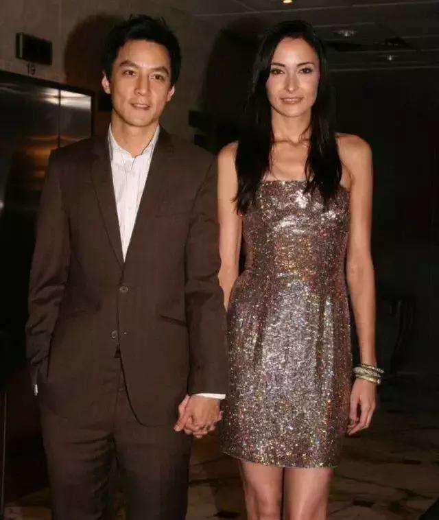 吴彦祖携41岁外籍妻子亮相1身材高挑气质极佳,相恋17年有夫妻相