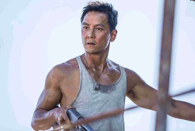 吴彦祖携41岁外籍妻子亮相1身材高挑气质极佳,相恋17年有夫妻相