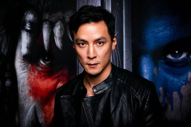 吴彦祖携41岁外籍妻子亮相1身材高挑气质极佳,相恋17年有夫妻相