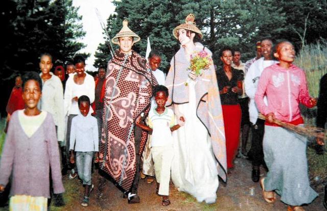 吴彦祖携41岁外籍妻子亮相1身材高挑气质极佳,相恋17年有夫妻相