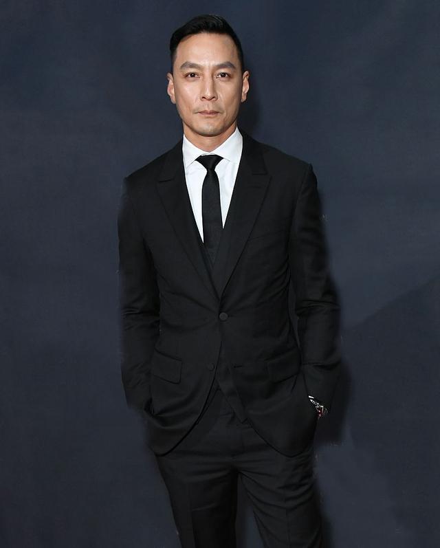 吴彦祖携41岁外籍妻子亮相1身材高挑气质极佳,相恋17年有夫妻相