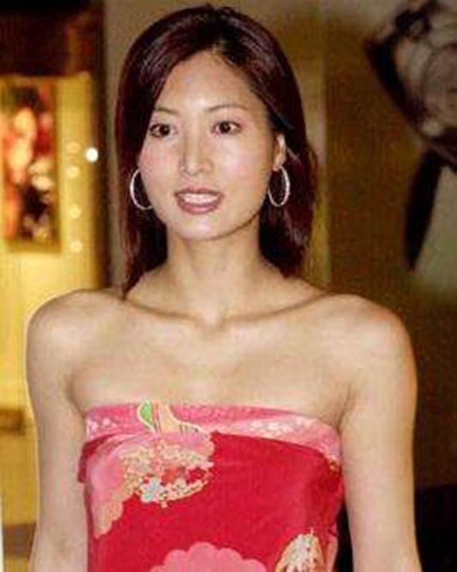 吴彦祖携41岁外籍妻子亮相1身材高挑气质极佳,相恋17年有夫妻相