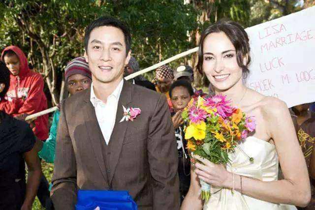 吴彦祖携41岁外籍妻子亮相1身材高挑气质极佳,相恋17年有夫妻相