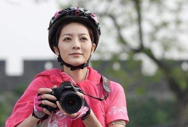 吴彦祖携41岁外籍妻子亮相1身材高挑气质极佳,相恋17年有夫妻相