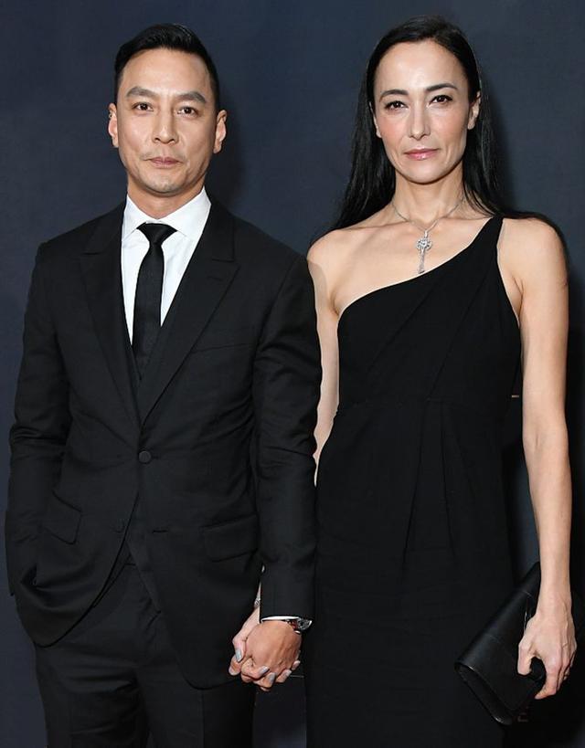 吴彦祖携41岁外籍妻子亮相1身材高挑气质极佳,相恋17年有夫妻相