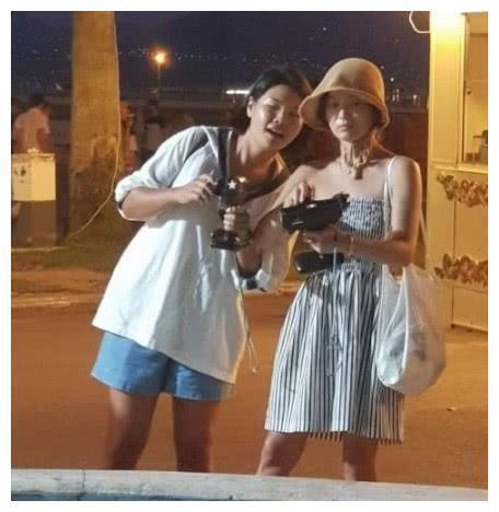 宋慧乔离婚后被网友偶遇,一袭度假风清新自然,心情看起来不错