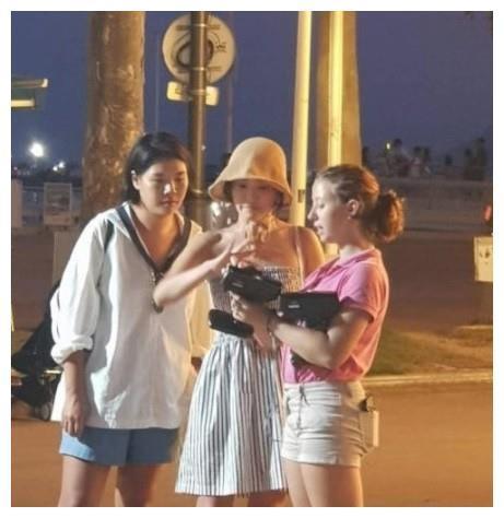 宋慧乔离婚后被网友偶遇,一袭度假风清新自然,心情看起来不错