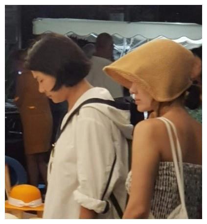 宋慧乔离婚后被网友偶遇,一袭度假风清新自然,心情看起来不错