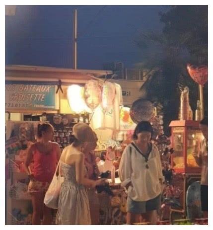 宋慧乔离婚后被网友偶遇,一袭度假风清新自然,心情看起来不错