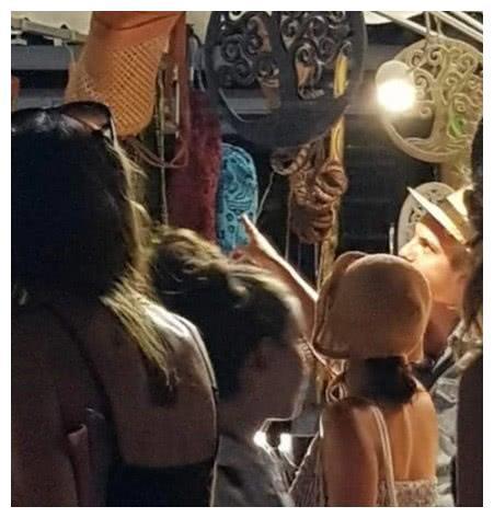 宋慧乔离婚后被网友偶遇,一袭度假风清新自然,心情看起来不错