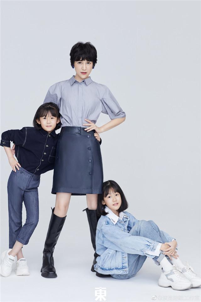 陆毅老婆鲍蕾和两个女儿合拍写真,贝儿和小叶子长相简直一模一样