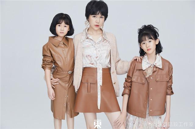陆毅老婆鲍蕾和两个女儿合拍写真,贝儿和小叶子长相简直一模一样