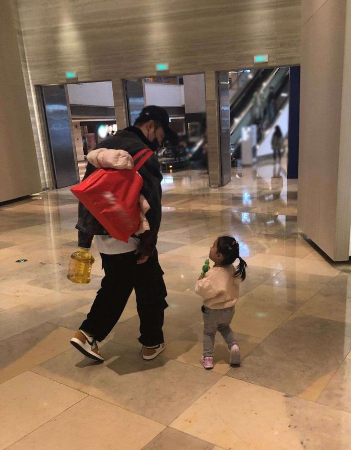 陈赫一家三口去迪士尼,只晒女儿不晒妻子,新一任女儿奴闪亮登场