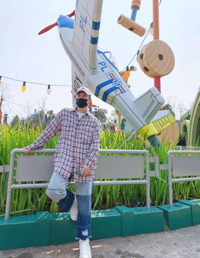 陈赫一家三口去迪士尼,只晒女儿不晒妻子,新一任女儿奴闪亮登场