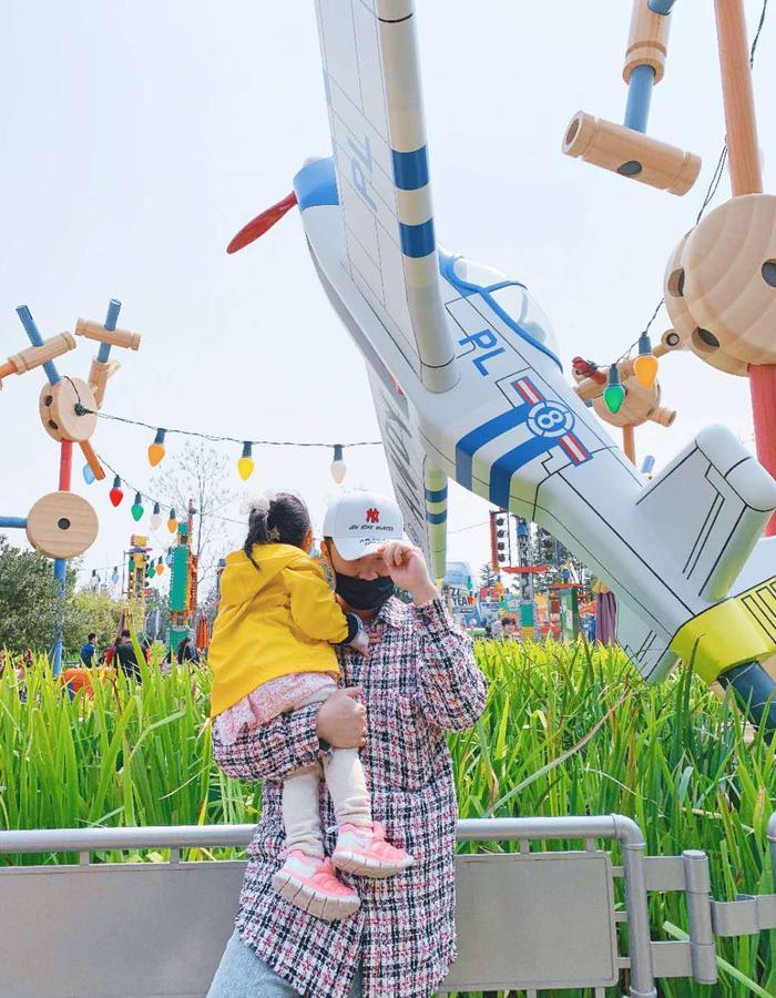 陈赫一家三口去迪士尼,只晒女儿不晒妻子,新一任女儿奴闪亮登场