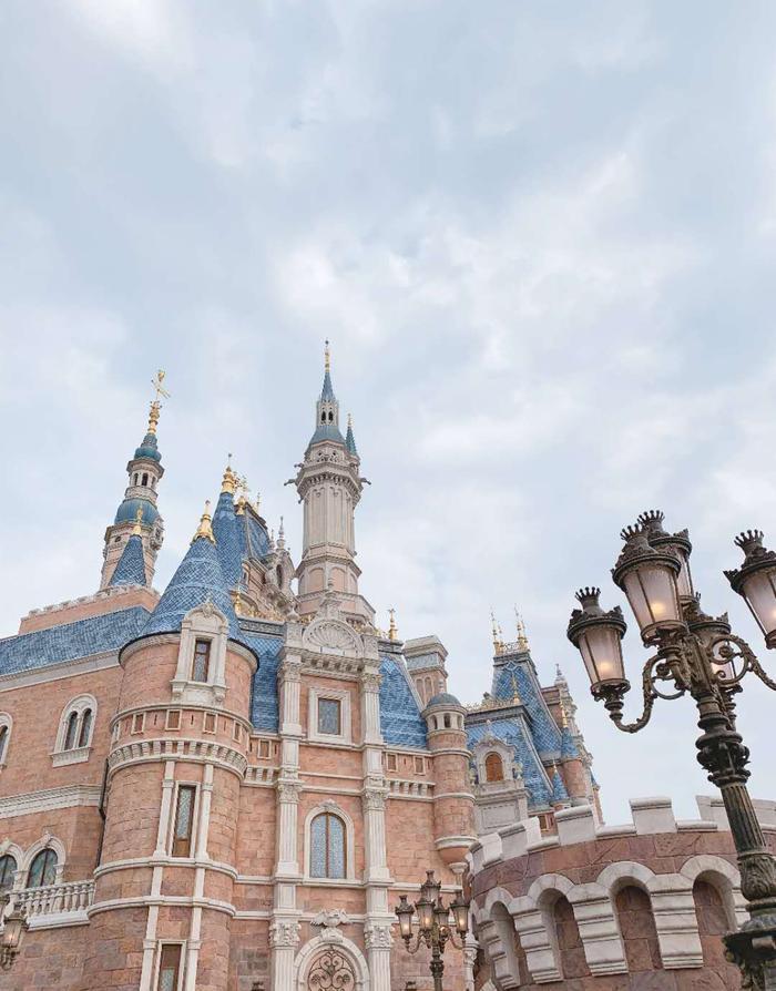 陈赫一家三口去迪士尼,只晒女儿不晒妻子,新一任女儿奴闪亮登场