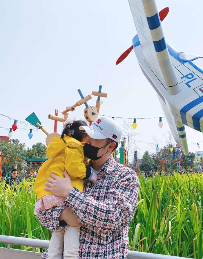 陈赫一家三口去迪士尼,只晒女儿不晒妻子,新一任女儿奴闪亮登场