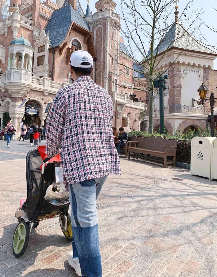 陈赫一家三口去迪士尼,只晒女儿不晒妻子,新一任女儿奴闪亮登场