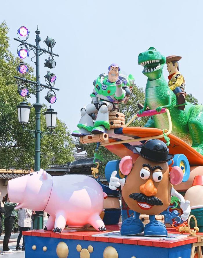 陈赫一家三口去迪士尼,只晒女儿不晒妻子,新一任女儿奴闪亮登场