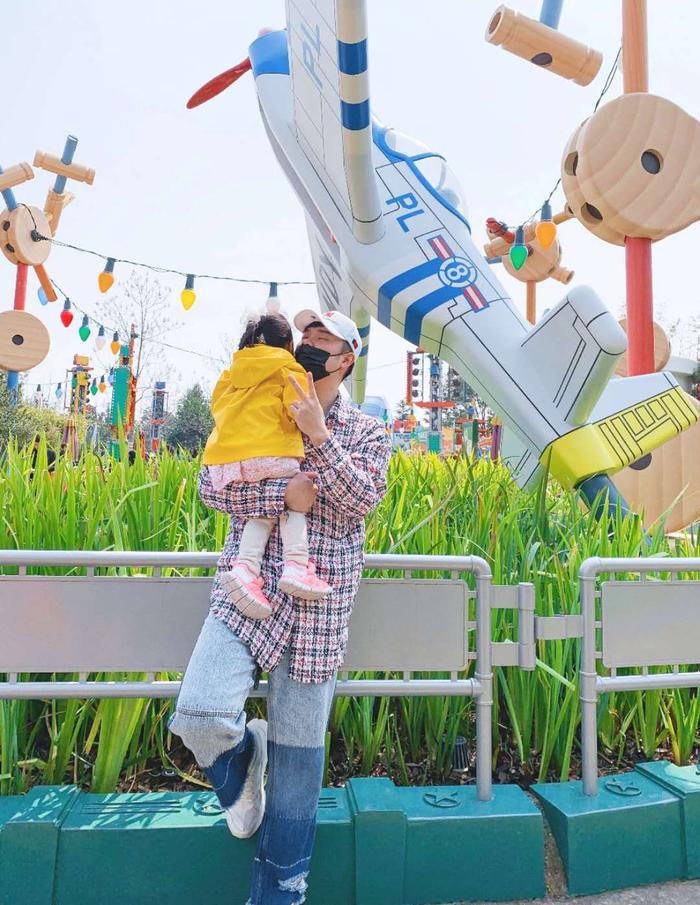 陈赫一家三口去迪士尼,只晒女儿不晒妻子,新一任女儿奴闪亮登场