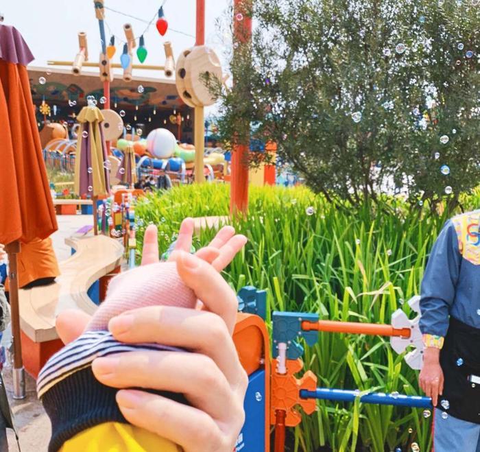 陈赫一家三口去迪士尼,只晒女儿不晒妻子,新一任女儿奴闪亮登场