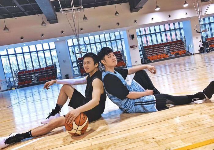 陈赫一家三口去迪士尼,只晒女儿不晒妻子,新一任女儿奴闪亮登场