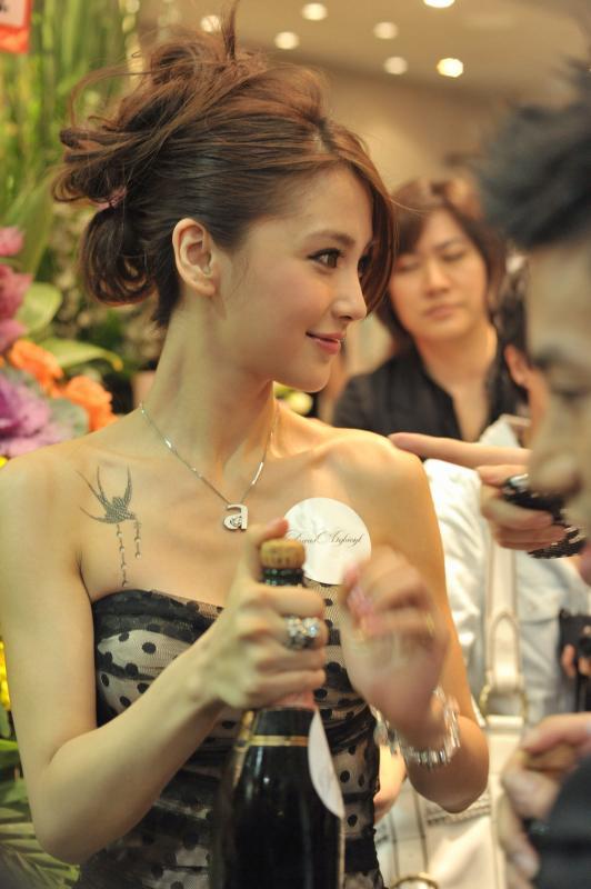 杨颖个人资料简介详细（回顾杨颖的成长史，才明白讨好型人格的黄晓明，又怎会留得住她？）