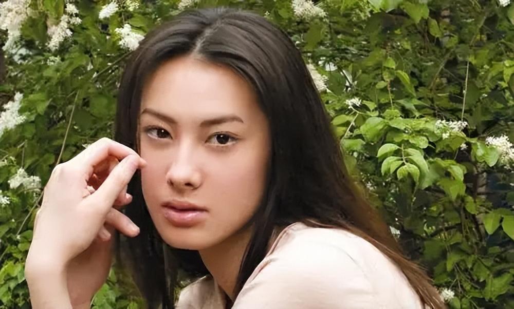 杨颖个人资料简介详细（回顾杨颖的成长史，才明白讨好型人格的黄晓明，又怎会留得住她？）