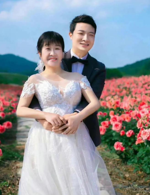 余秀华简介个人资料（“荡妇”余秀华的风流人生，和她不为人知的反抗之路）