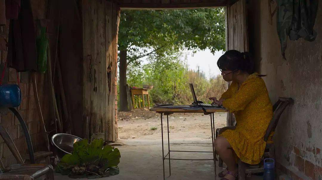 余秀华简介个人资料（“荡妇”余秀华的风流人生，和她不为人知的反抗之路）