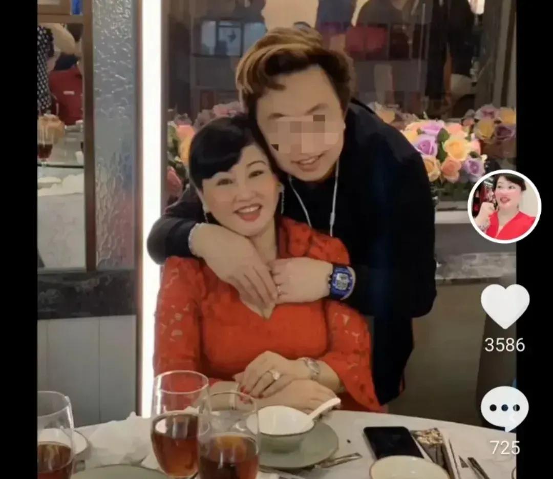 蔡天凤个人资料简介及家世： 家境普通，曾跟前夫过寒酸日子，二婚才开始晒奢华生活