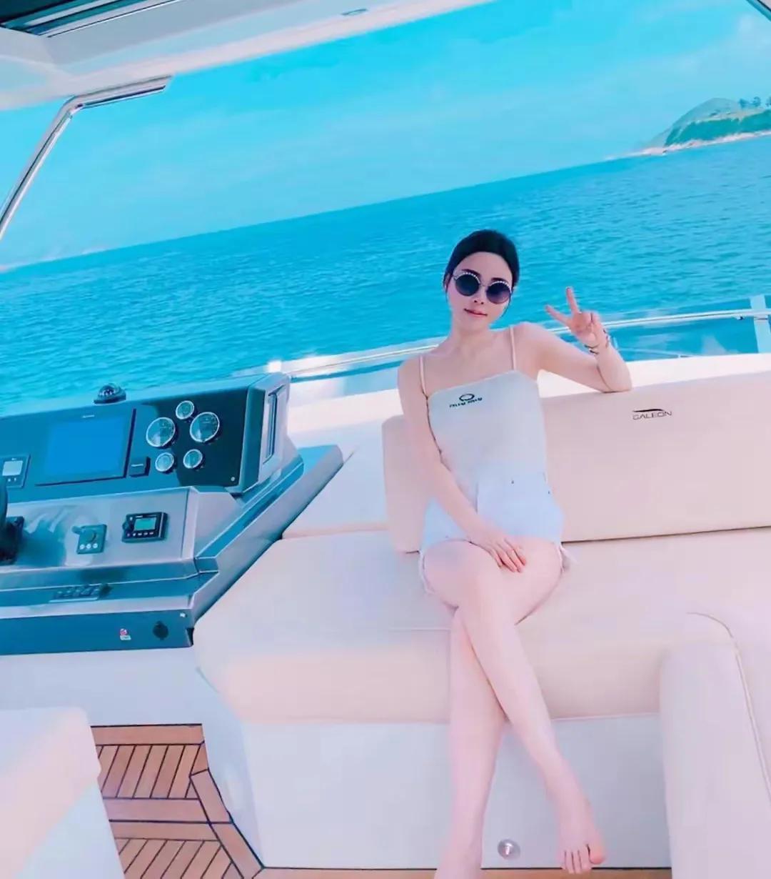 蔡天凤个人资料简介及家世： 家境普通，曾跟前夫过寒酸日子，二婚才开始晒奢华生活