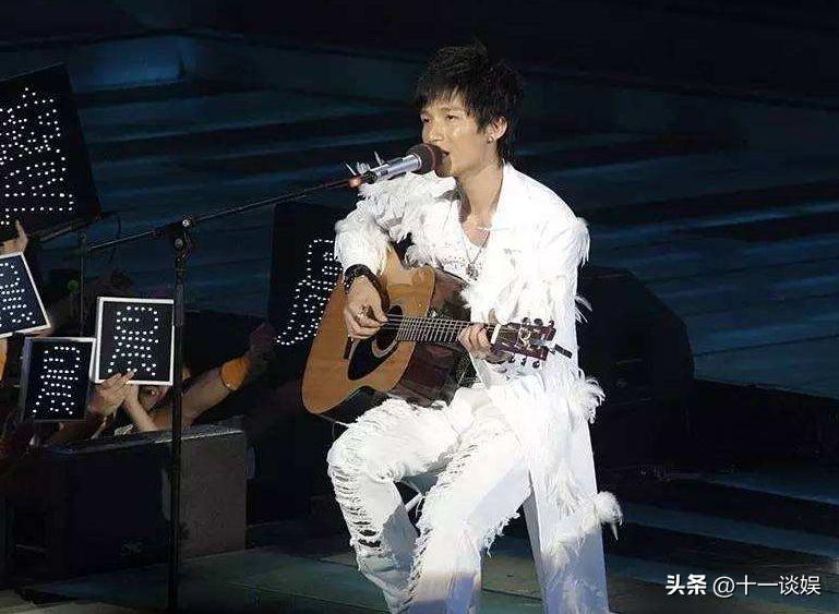 龙丹妮个人资料简介： 陈楚生龙丹妮上演世纪拥抱，两人已十年未见面，过去的事已放下