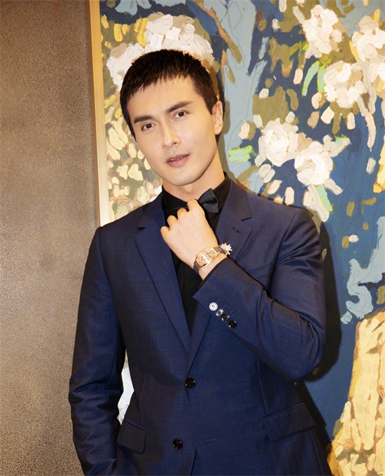 39岁高伟光疑恋情曝光,被拍与一女性外出逛街,举止亲密疑见家长