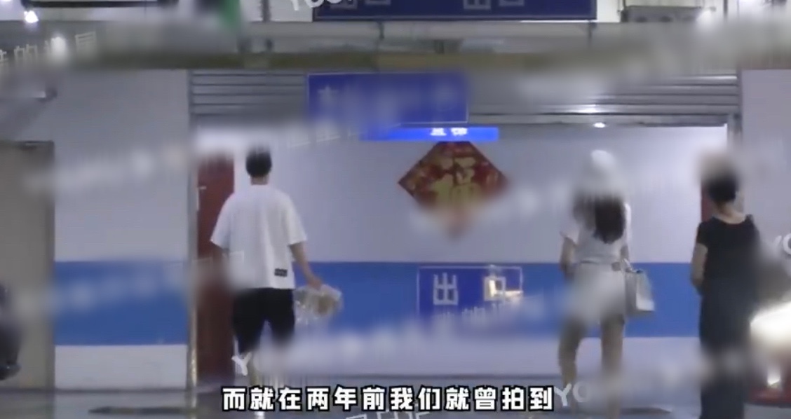 39岁高伟光疑恋情曝光,被拍与一女性外出逛街,举止亲密疑见家长