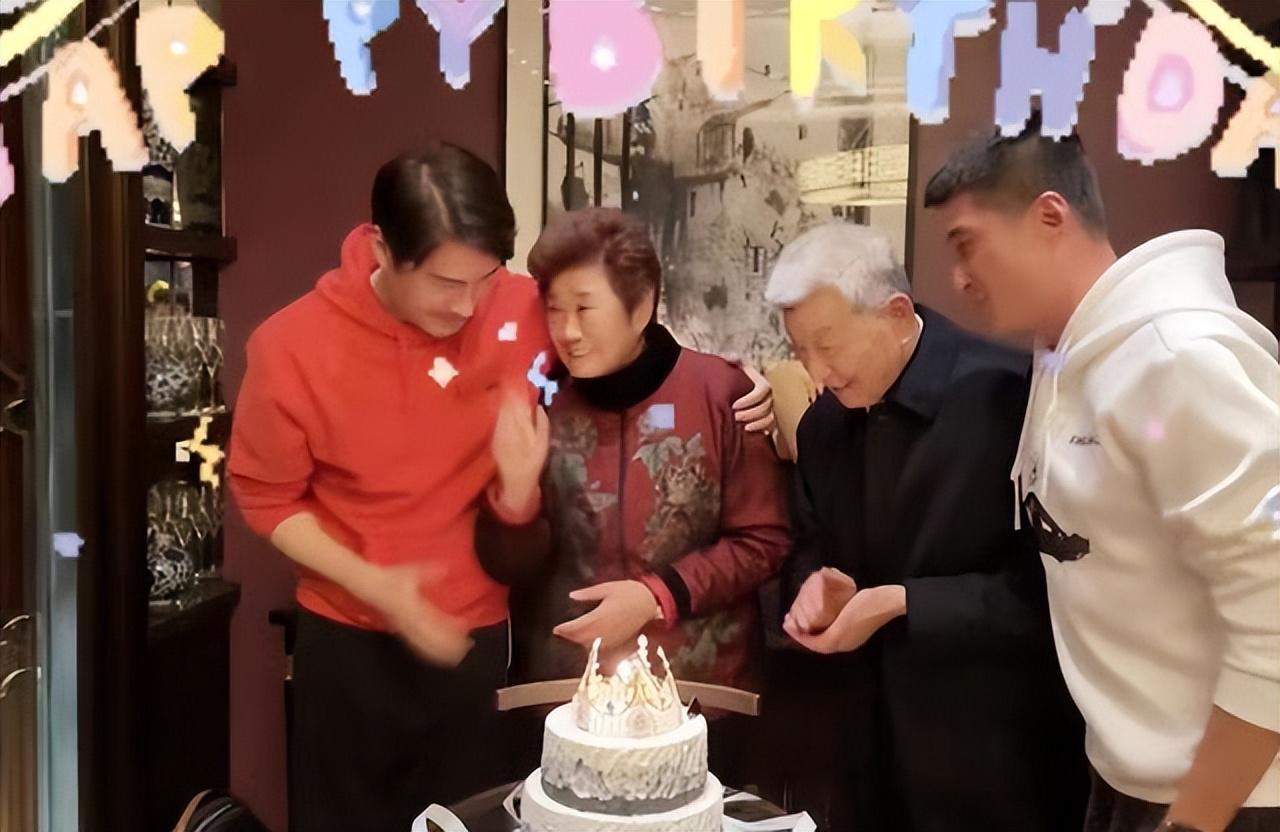 胡兵个人资料简介及其家庭（胡兵一家四口罕见同框！）