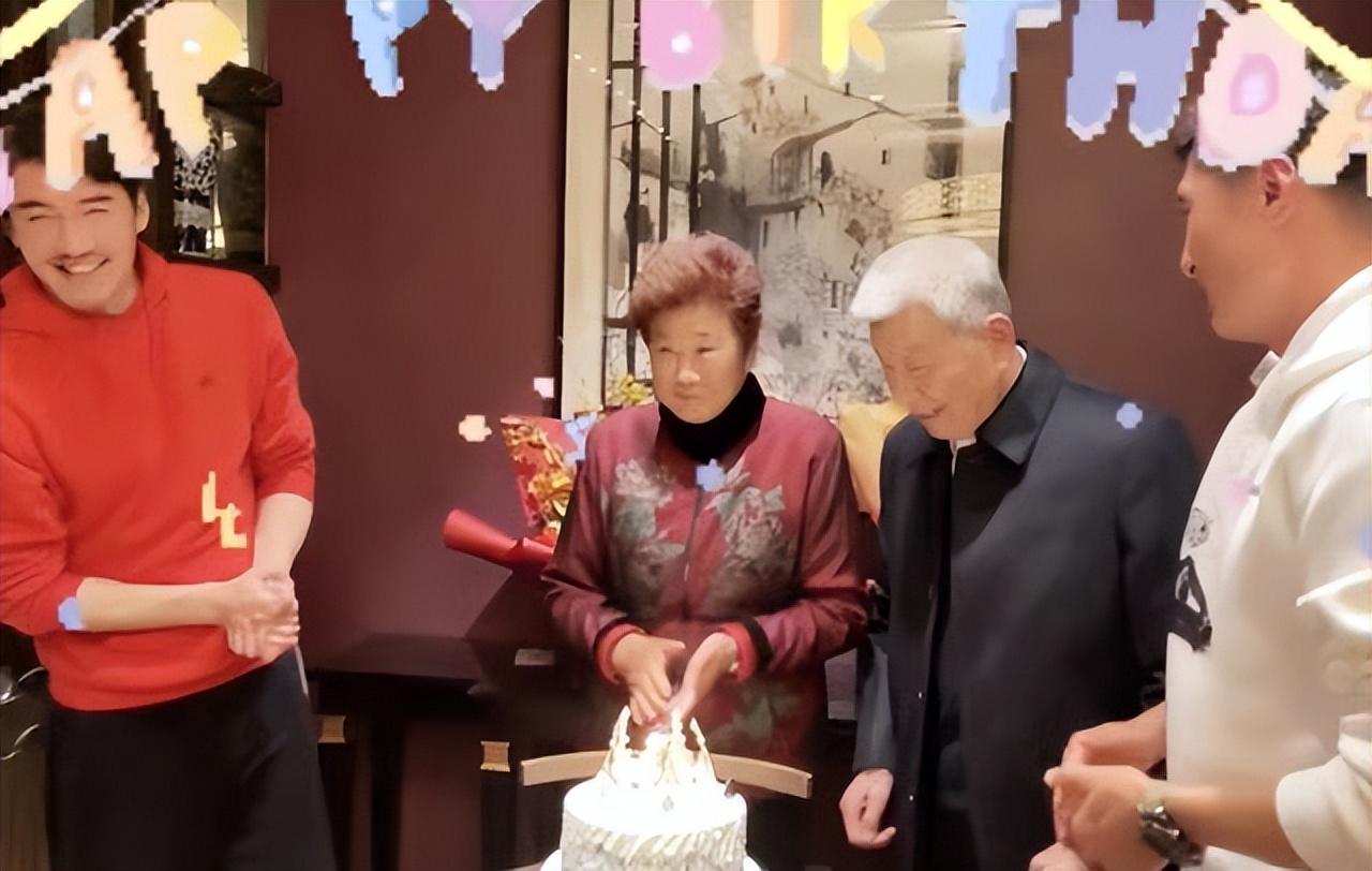 胡兵个人资料简介及其家庭（胡兵一家四口罕见同框！）