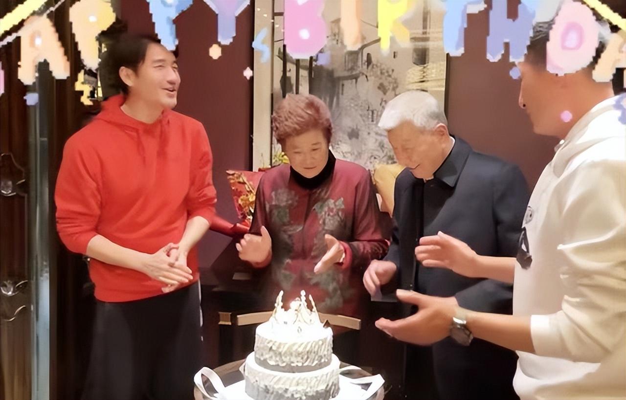 胡兵个人资料简介及其家庭（胡兵一家四口罕见同框！）