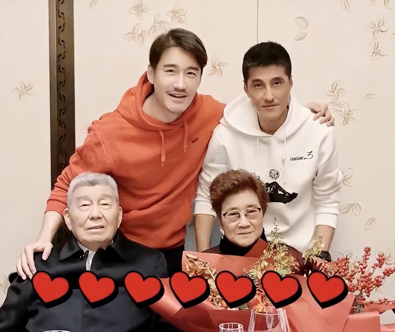 胡兵个人资料简介及其家庭（胡兵一家四口罕见同框！）