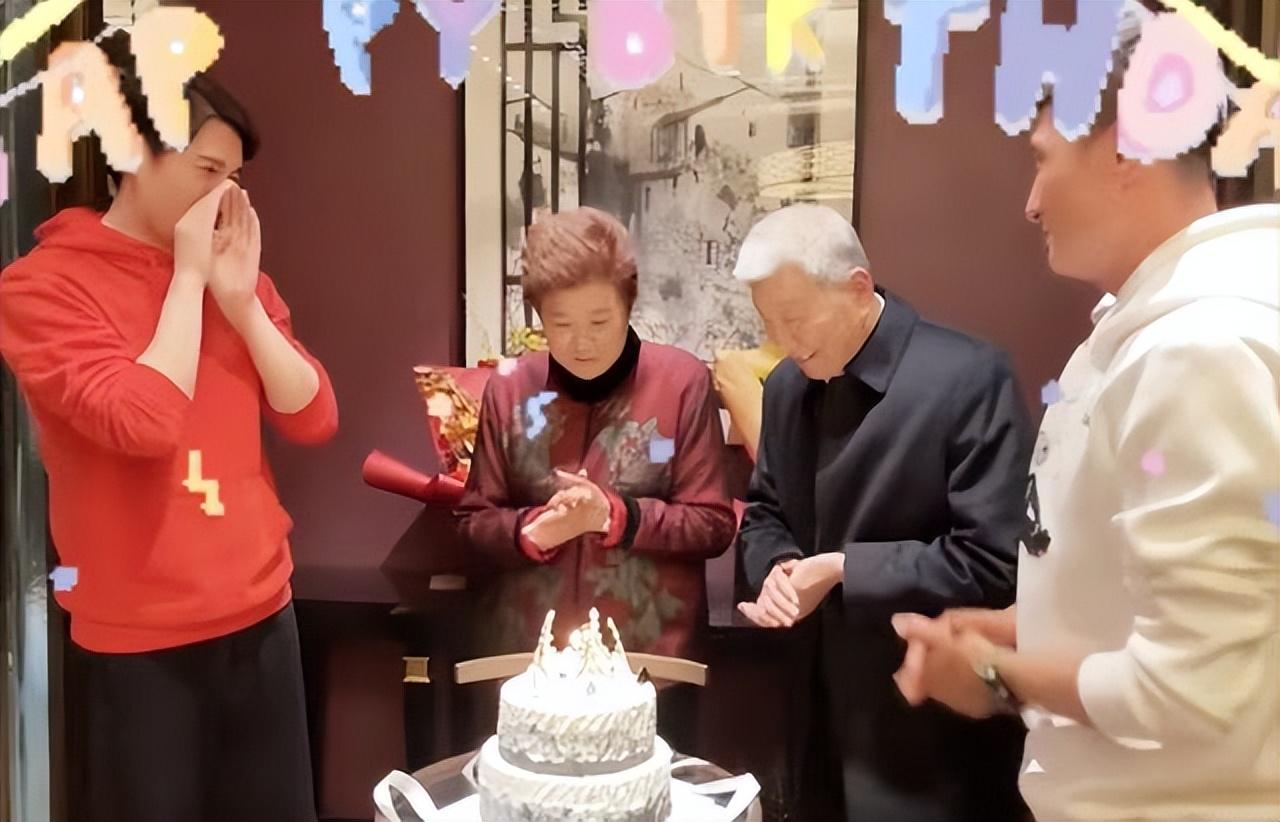 胡兵个人资料简介及其家庭（胡兵一家四口罕见同框！）