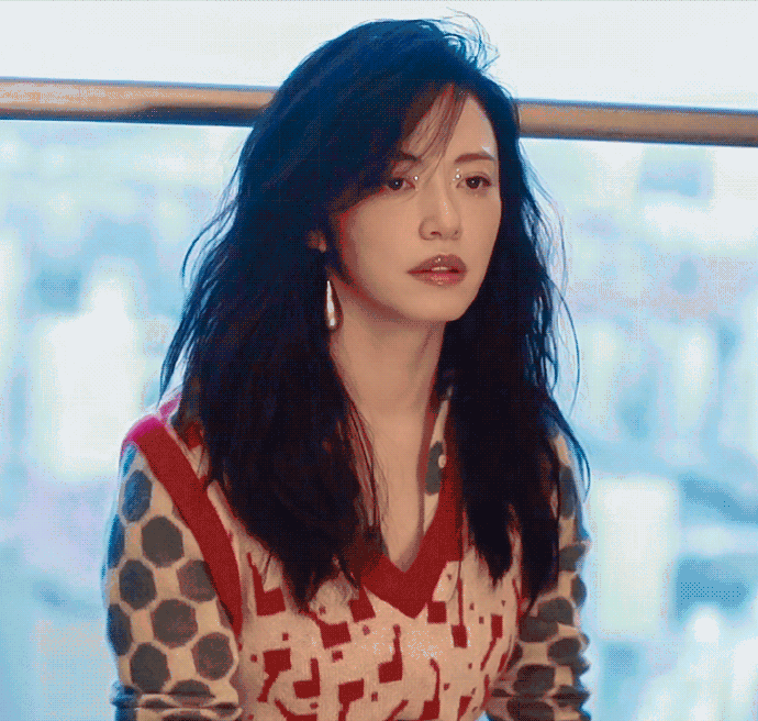 姚晨个人资料简介（43岁姚晨拍豹纹写真！黑丝袜衬托大长腿，风情万种姿势大胆抢眼）