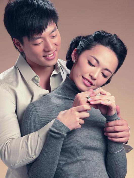 姚晨个人资料简介（43岁姚晨拍豹纹写真！黑丝袜衬托大长腿，风情万种姿势大胆抢眼）