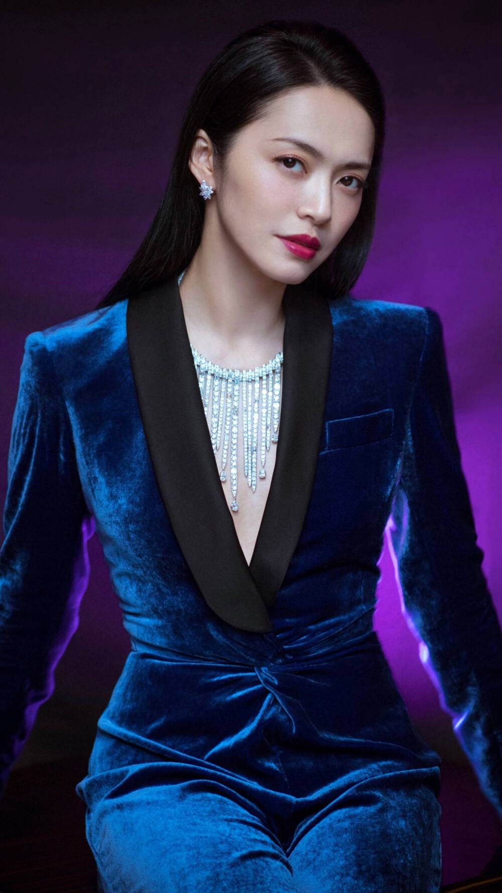 姚晨个人资料简介（43岁姚晨拍豹纹写真！黑丝袜衬托大长腿，风情万种姿势大胆抢眼）