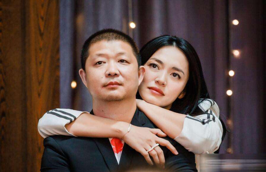 姚晨个人资料简介（43岁姚晨拍豹纹写真！黑丝袜衬托大长腿，风情万种姿势大胆抢眼）