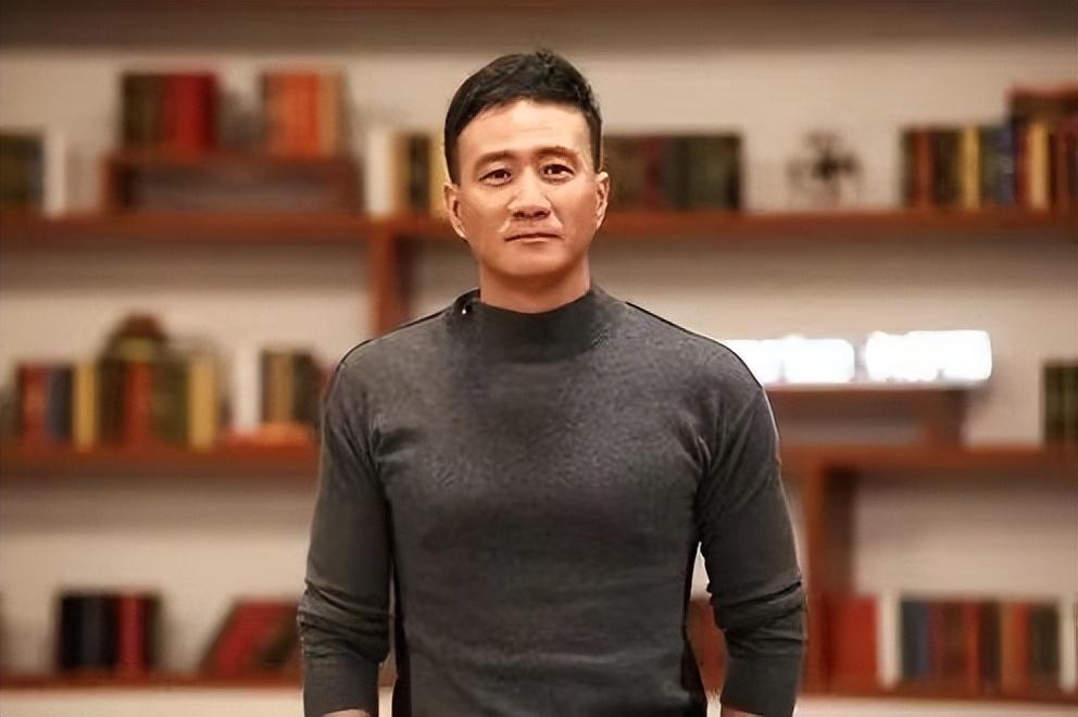 胡军个人资料 ：16瓶啤酒定情，婚后一儿一女，携手相伴20年