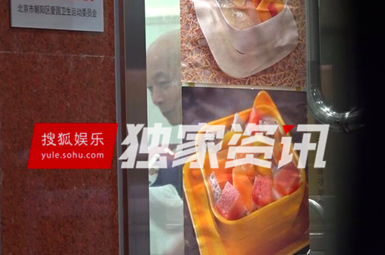 葛优的老婆是谁(葛优罕见携老婆现身,妻子贺聪比他还胖,被宠了20多年)