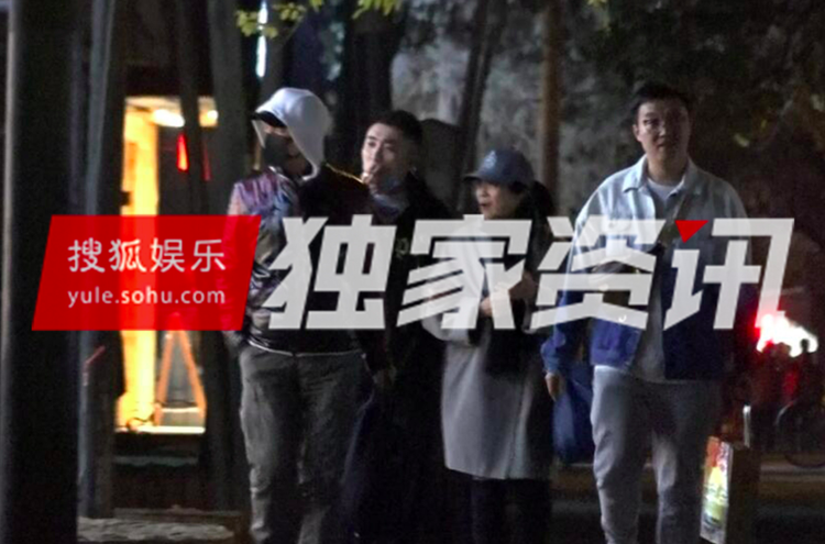 葛优的老婆是谁(葛优罕见携老婆现身,妻子贺聪比他还胖,被宠了20多年)