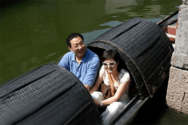 张泉灵是李铁几任妻子(张泉灵老公李铁简介)